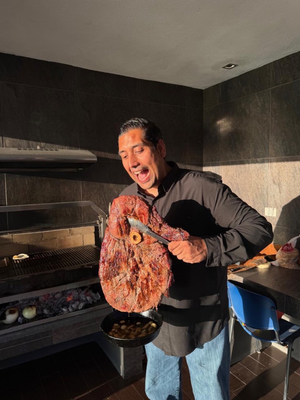 Héctor sacando un corte de la parrilla